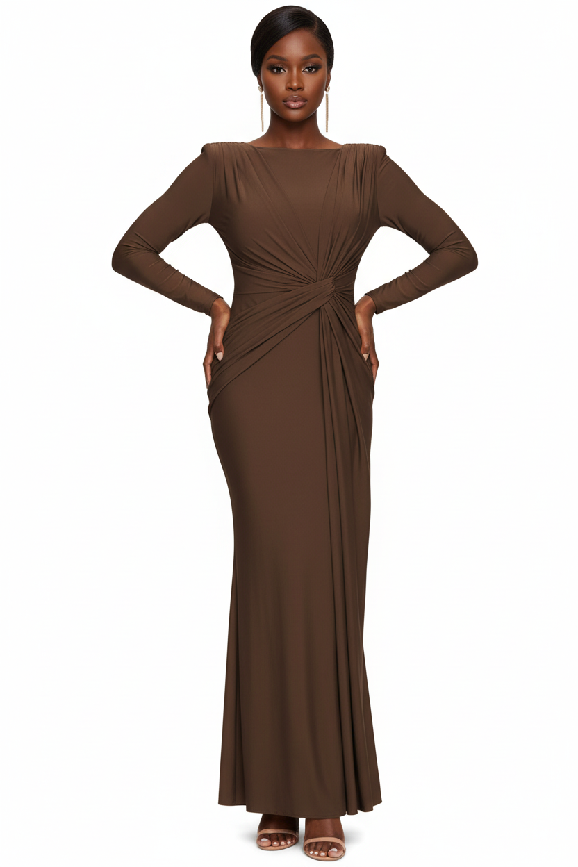 Robe maxi sirène brun chocolat chaud à col bateau, nœud torsadé frontal signature et fronces rayonnantes — vue de face révélant la profondeur terreuse et chaleureuse du coloris, l'architecture saisissante du nœud torsadé et la silhouette sirène fluide et sculptée — boucles d'oreilles dorées, sandales nude à talons — Silhouette-Chic