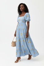 : Robe Maxi Étagée à Imprimé Marguerites Black-Coat bleu clair - vue trois-quarts en mouvement révélant les volants étagés