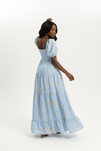  Robe Maxi Étagée à Imprimé Marguerites Black-Coat bleu clair - vue arrière par-dessus l'épaule dévoilant l'élégance bohème et la finition impeccable