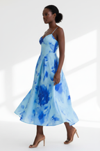  Robe Midi Imprimé Floral Aquarelle Black-Coat bleu - vue trois-quarts en mouvement révélant la silhouette évasée et l'imprimé aquarelle artistique