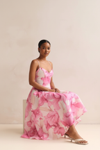  Robe Midi Imprimé Floral Aquarelle Black-Coat rose - pose assise montrant le drapé élégant et le confort