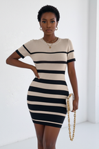  Mannequin portant la Robe Mini Bodycon Tricot Rayures Black-Coat beige khaki et noir - vue de face montrant les rayures élégantes