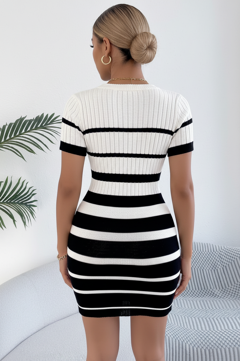  Détails dos de la Robe Mini Bodycon Tricot Rayures Black-Coat blanc et noir - montrant la texture côtelée et la coupe ajustée