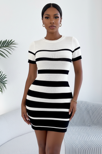 Robe Mini Ajustée Tricot Rayé Manches Courtes - Le Chic Graphique | Silhouette-Chic