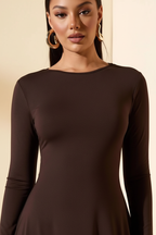  Détail du col rond de la Robe Mini à Manches Longues Black-Coat marron - montrant la finition premium et l'élégance du haut du corps