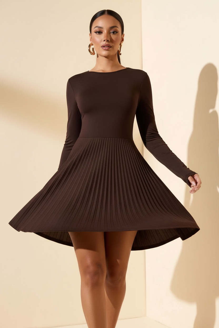 : Robe Mini Col Rond à Manches Longues Black-Coat marron - vue dynamique en marche illustrant le confort et l'allure confiante