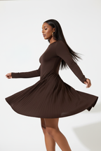  Robe Mini Col Rond à Manches Longues Black-Coat marron en mouvement - capture dynamique montrant l'amplitude de la jupe plissée