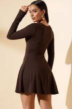  Robe Mini Col Rond à Manches Longues Black-Coat marron - vue arrière par-dessus l'épaule dévoilant l'élégance sobre et la finition impeccable