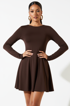 : Mannequin portant la Robe Mini Col Rond à Manches Longues Black-Coat marron - vue de face montrant le col rond élégant et la jupe plissée sophistiquée