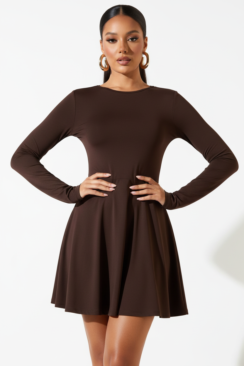 : Mannequin portant la Robe Mini Col Rond à Manches Longues Black-Coat marron - vue de face montrant le col rond élégant et la jupe plissée sophistiquée