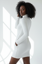 Robe Mini Col Roulé Manches Longues avec Poches - Confort Élégant | Silhouette-Chic