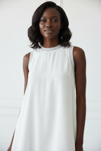  Détail de l'encolure de la Robe Mini Fluide Sans Manches Black-Coat blanche - montrant la finition soignée et le style décontracté