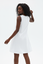 : Robe Mini Fluide Sans Manches Black-Coat blanche - vue arrière par-dessus l'épaule dévoilant l'élégance simple et la finition impeccable

