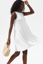 Robe Mini Fluide Sans Manches Black-Coat blanche - vue trois-quarts en mouvement révélant la silhouette fluide et la coupe évasée