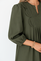 Robe mini velours côtelé plissé vert mousse manches bracelet détails festonnés - détail rapproché montrant les bordures festonnées romantiques des manches bracelet, texture côtelée raffinée, artisanat des détails délicats - BLACK-COAT