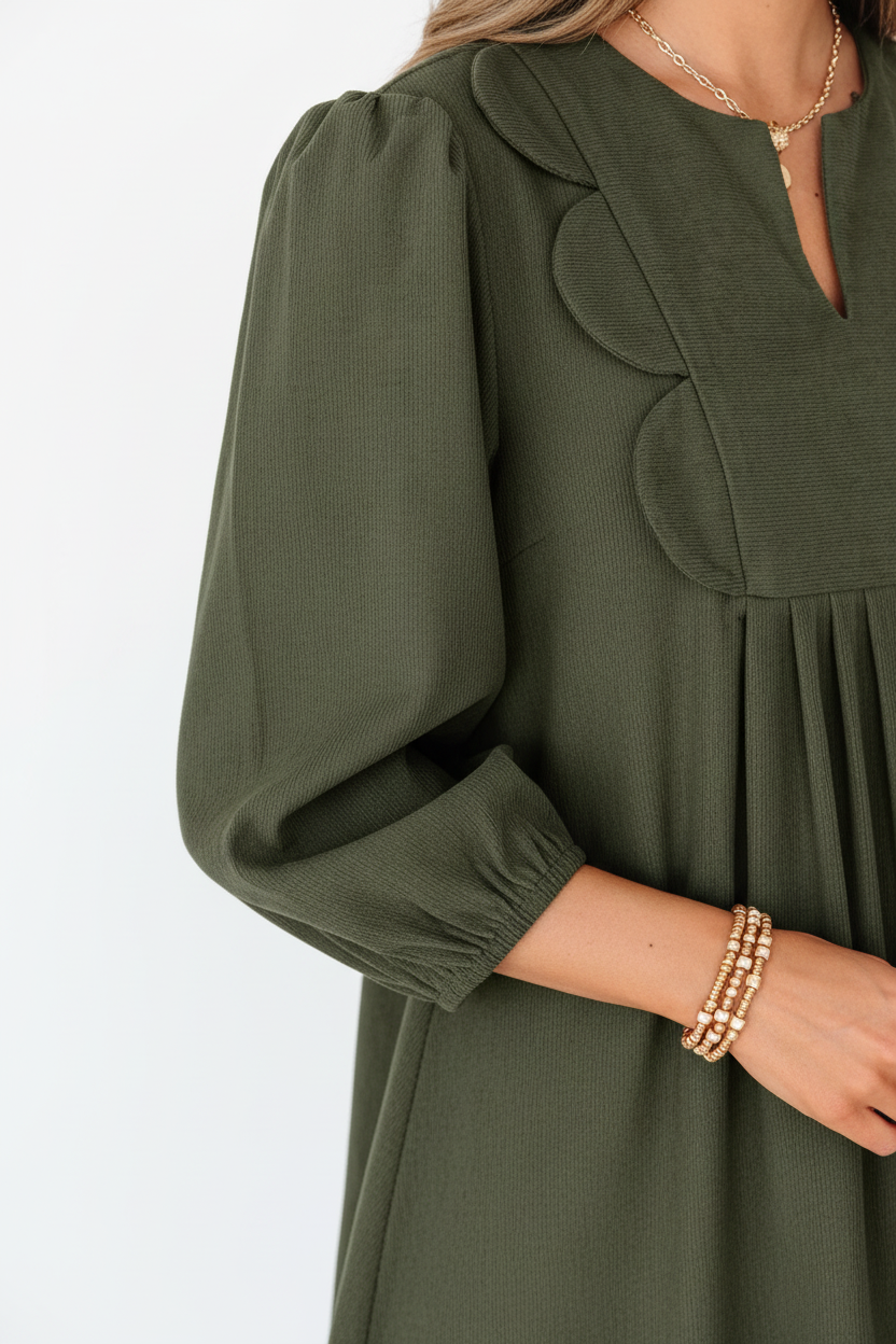 Robe mini velours côtelé plissé vert mousse manches bracelet détails festonnés - détail rapproché montrant les bordures festonnées romantiques des manches bracelet, texture côtelée raffinée, artisanat des détails délicats - BLACK-COAT