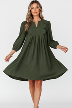  Robe mini velours côtelé plissé vert mousse manches bracelet détails festonnés - vue en mouvement montrant les plis créant un mouvement élégant fluide, drapé naturel de la jupe plissée, grâce et féminité du vêtement - BLACK-COAT