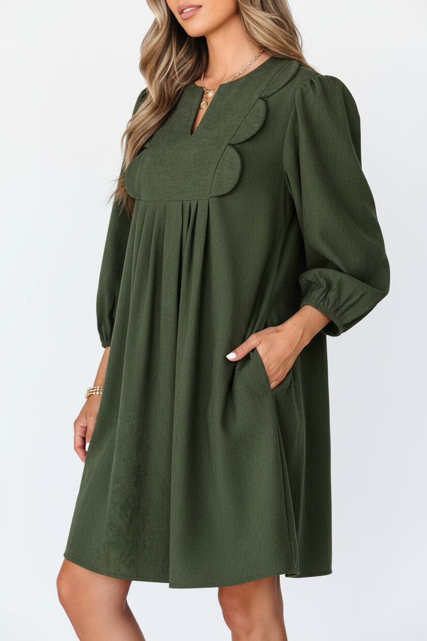 Robe mini velours côtelé plissé vert mousse manches bracelet détails festonnés - vue trois-quarts à 45 degrés montrant la dimension complète du vêtement, encolure en V, manches festonnées, plis structurés, esthétique vintage romantique - BLACK-COAT