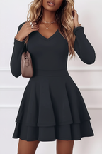 Détail du col en V de la Robe Mini à Volants Étagés Black-Coat - montrant la finition premium et l'élégance du décolleté