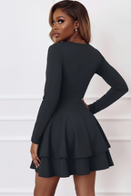 : Robe Mini à Volants Étagés Col V Black-Coat - vue arrière par-dessus l'épaule dévoilant l'élégance sobre et la finition impeccable