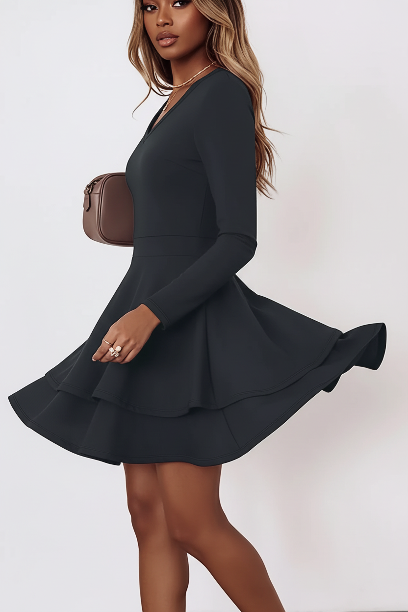 Robe Mini à Volants Étagés Col V Black-Coat - vue trois-quarts en mouvement révélant la fluidité des volants étagés et la coupe moderne