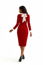 Robe Fourreau à Nœud Papillon et Poignets Contrastants — Chic & Audacieux