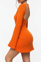 Robe mini orange vif avec dos ouvert, manches longues et ourlet à volants - vue de profil révélant la coupe ajustée et les détails de volants - BLACK-COAT