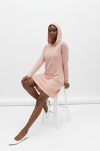  Robe pull tricot câble à capuche Black-Coat - vue assise démontrant le drapé et la polyvalence de la robe 