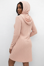  Robe pull tricot câble à capuche Black-Coat - vue de dos dévoilant la capuche et la coupe longue élégante 