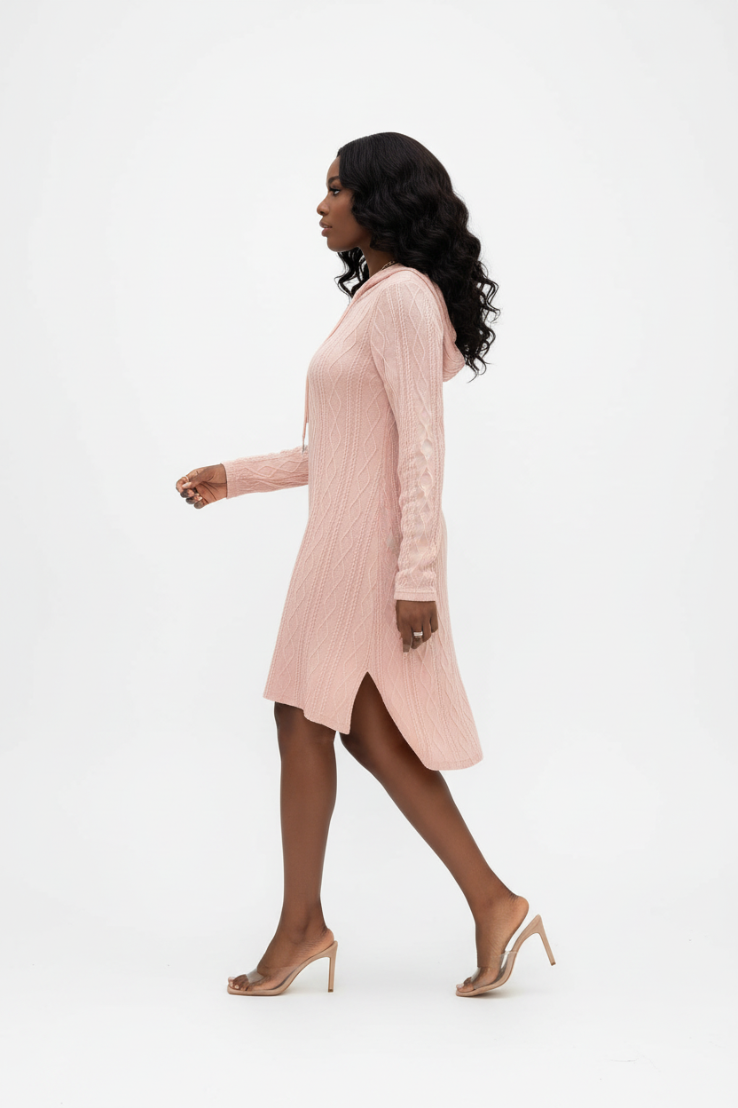 Robe pull tricot câble à capuche Black-Coat - vue de profil révélant la silhouette fluide et la texture du tricot »