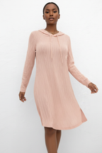 Robe pull tricot câble à capuche Black-Coat - vue diagonale en mouvement illustrant la fluidité et le confort 