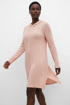  Robe pull tricot câble à capuche Black-Coat - vue trois-quarts en mouvement illustrant le tombé confortable du tissu 