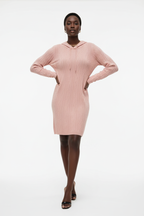  Robe pull tricot câble à capuche Black-Coat - vue pleine longueur montrant la silhouette complète et le tombé midi 