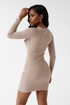  Robe Pull Mini Moulante Côtelée Silhouette-Chic beige - vue arrière par-dessus l'épaule dévoilant l'élégance sobre et la finition impeccable