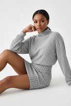  Robe pull mini moulante col roulé côtelée Black-Coat - vue assise démontrant le confort et l’extensibilité du tricot 