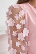 "Robe mini moulante rose manches mesh appliqués floraux - gros plan macro extrême détail appliqués floraux 3D montrant les fleurs roses délicates individuelles cousues sur mesh transparent, texture pétales, travail artisanal minutieux, qualité couture premium, finition romantique sophistiquée, fond blanc studio BLACK-COAT"