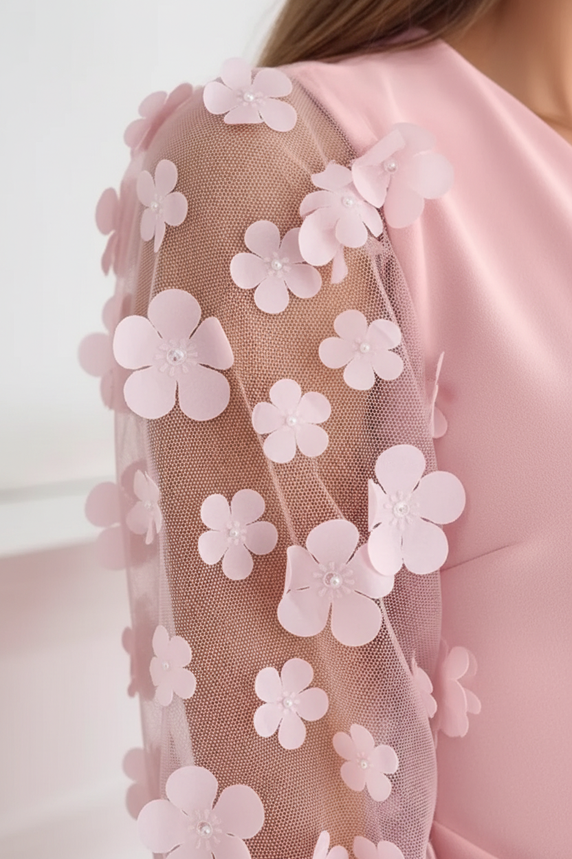 "Robe mini moulante rose manches mesh appliqués floraux - gros plan macro extrême détail appliqués floraux 3D montrant les fleurs roses délicates individuelles cousues sur mesh transparent, texture pétales, travail artisanal minutieux, qualité couture premium, finition romantique sophistiquée, fond blanc studio BLACK-COAT"