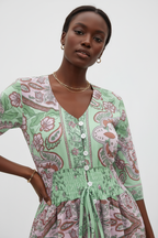  Détail du décolleté en V avec boutons et de la taille smockée de la Robe à Imprimé Paisley Black-Coat - montrant la finition premium