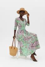  Robe Smockée à Imprimé Paisley Black-Coat verte et rose - pose assise montrant le drapé élégant et la taille smockée confortable