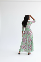 Robe Smockée à Imprimé Paisley Black-Coat verte et rose - vue arrière par-dessus l'épaule dévoilant l'élégance bohème et la finition impeccable