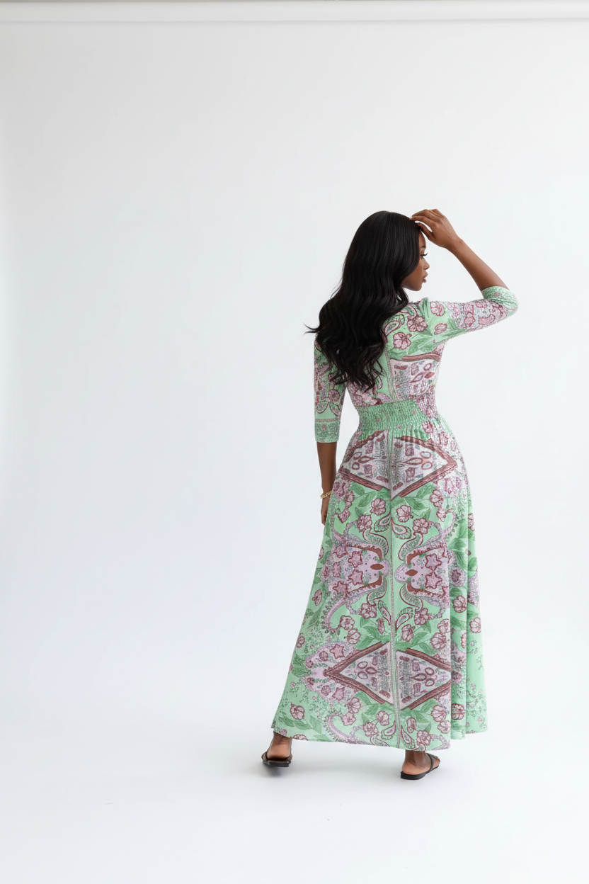 Robe Smockée à Imprimé Paisley Black-Coat verte et rose - vue arrière par-dessus l'épaule dévoilant l'élégance bohème et la finition impeccable