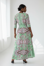  Détails dos de la Robe Smockée à Imprimé Paisley Black-Coat verte et rose - montrant la taille smockée et la longueur maxi élégante