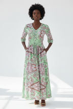  Mannequin portant la Robe Smockée à Imprimé Paisley Black-Coat verte et rose - vue de face montrant le décolleté en V avec boutons et la taille smockée