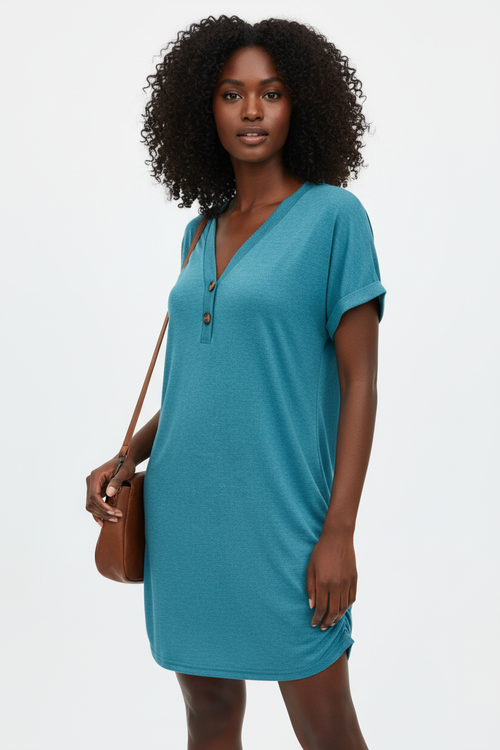 La Robe du Quotidien Parfait — T-Shirt Col V Boutons Manches Retroussées | Silhouette-Chic