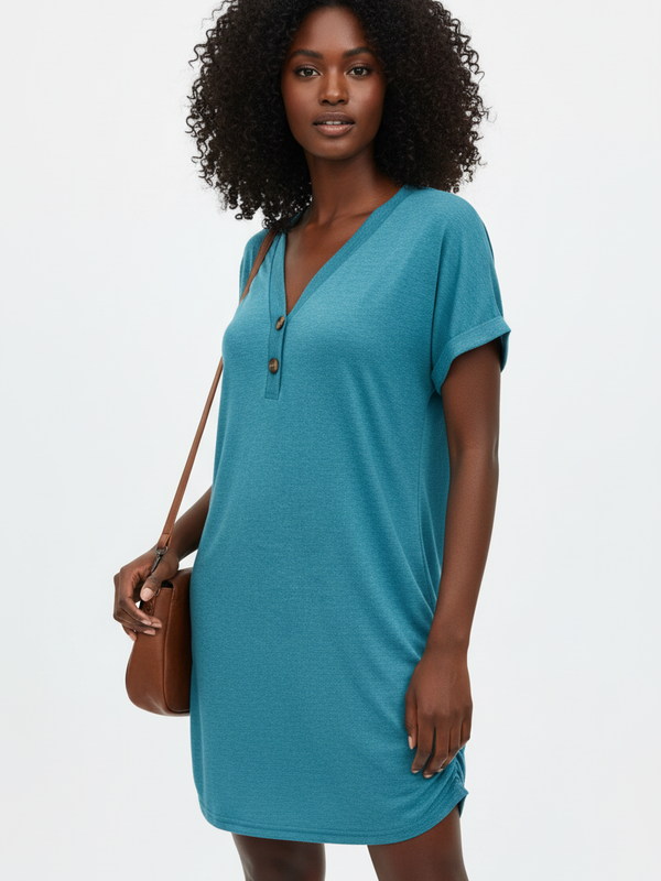 La Robe du Quotidien Parfait — T-Shirt Col V Boutons Manches Retroussées | Silhouette-Chic