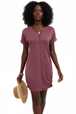La Robe du Quotidien Parfait — T-Shirt Col V Boutons Manches Retroussées | Silhouette-Chic