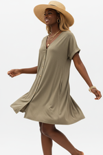La Robe du Quotidien Parfait — T-Shirt Col V Boutons Manches Retroussées | Silhouette-Chic