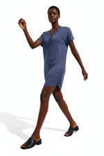 La Robe du Quotidien Parfait — T-Shirt Col V Boutons Manches Retroussées | Silhouette-Chic
