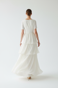 Stufenkleid mit V-Ausschnitt und kurzen Ärmeln – feminine, lässige Eleganz