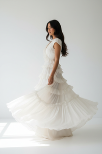 Stufenkleid mit V-Ausschnitt und kurzen Ärmeln – feminine, lässige Eleganz